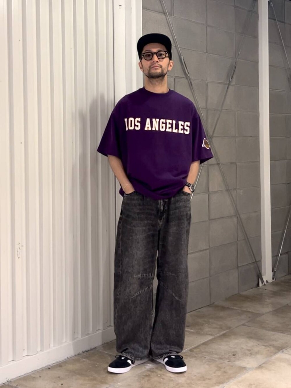 パープル系のTシャツ/カットソー、グレー系のデニムパンツ、ブラック系のスニーカーを着用したメンズの夏コーディネートの4枚目の写真