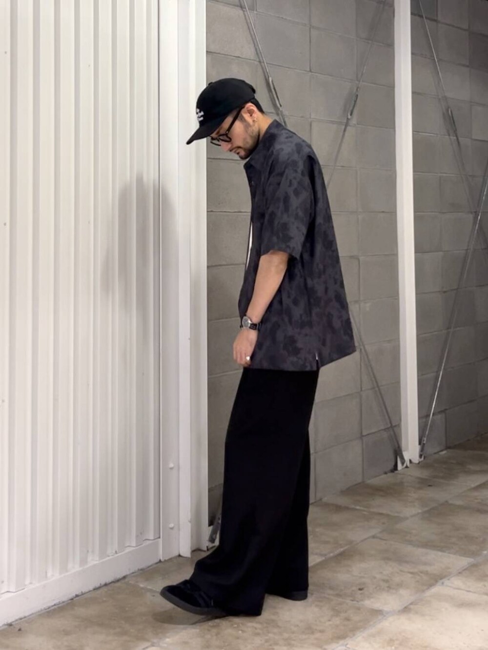 ブラック系のスラックス、ホワイト系のTシャツ/カットソー、ブラック系のシャツ/ブラウスを着用したメンズの夏コーディネートの4枚目の写真