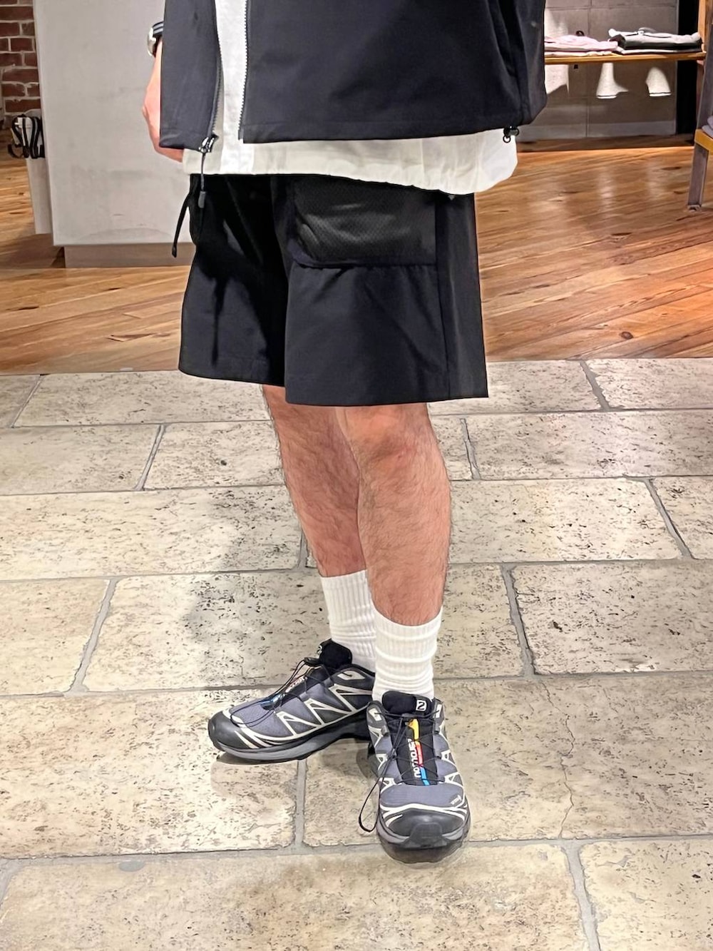 ホワイト系のTシャツ/カットソー、ブラック系のチノパンツ、ブラック系のシャツ/ブラウスを着用したメンズの夏コーディネートの3枚目の写真