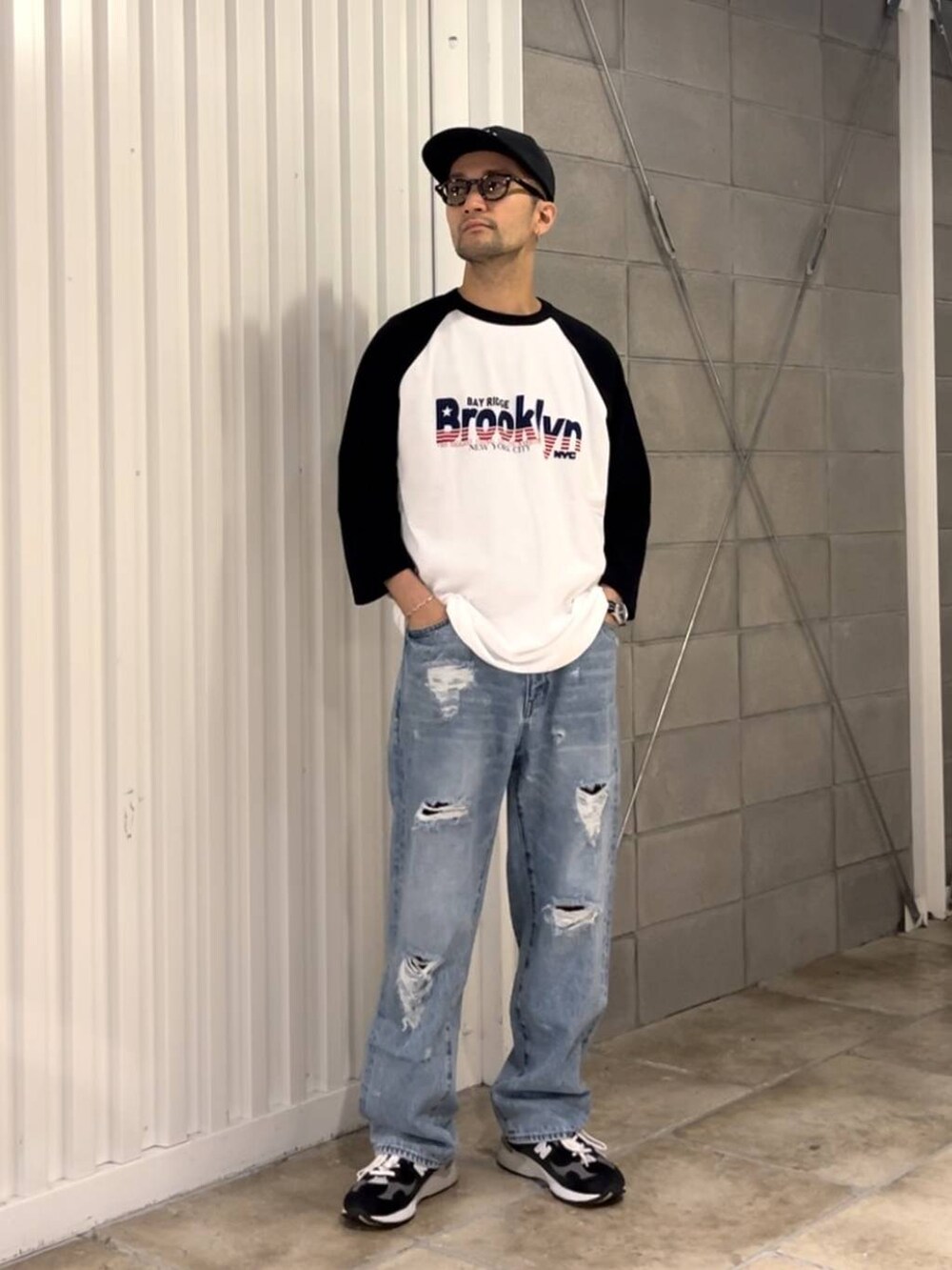 ブルー系のデニムパンツ、ブラック系のTシャツ/カットソーを着用したメンズの夏コーディネートの2枚目の写真