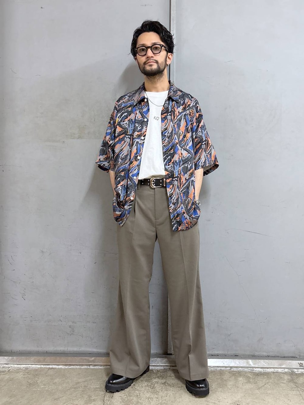 ブラック系のドレスシューズ、グレー系のシャツ/ブラウス、ベージュ系のスラックスを着用したメンズの夏コーディネートの2枚目の写真
