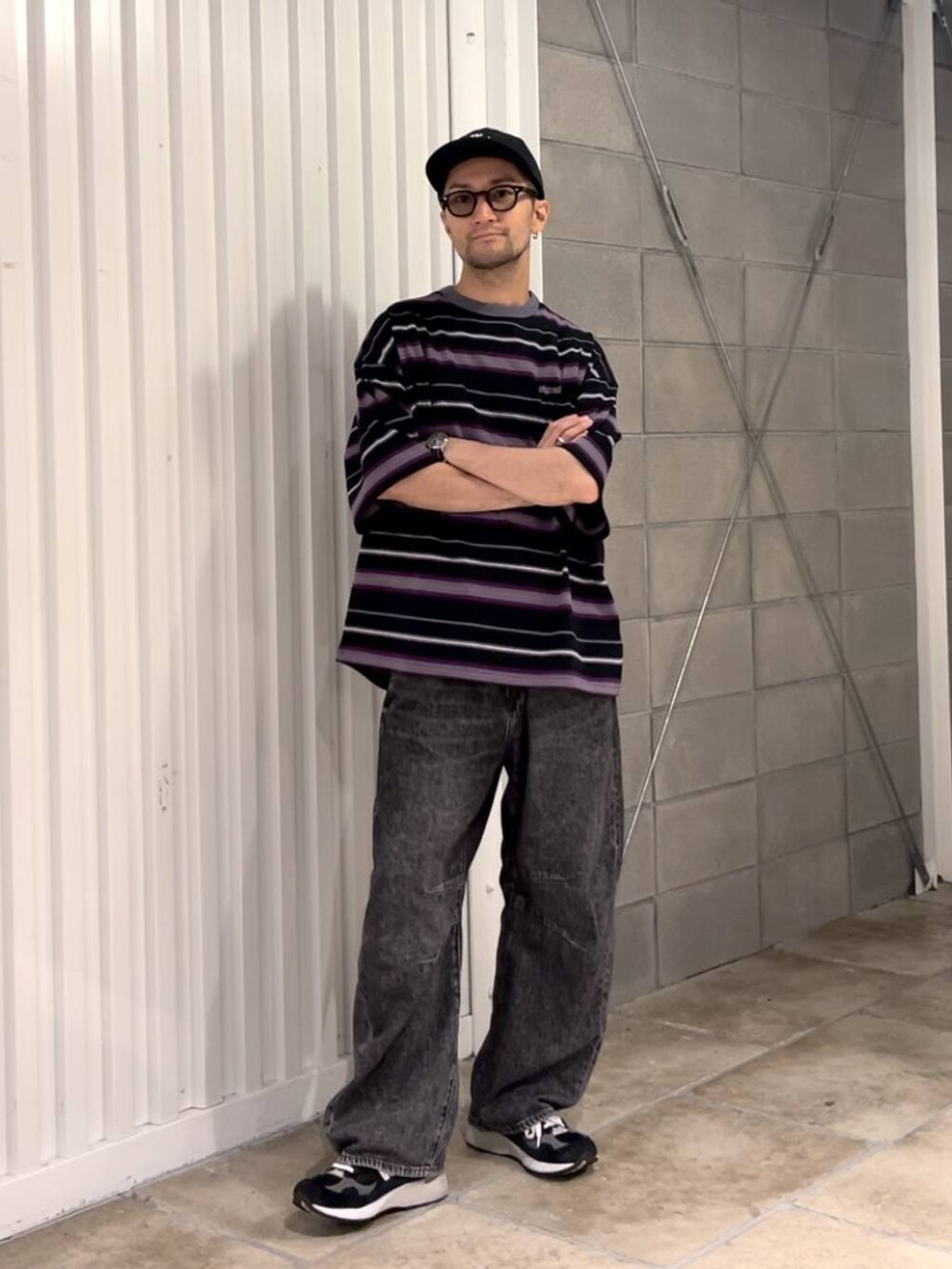 ブラック系のTシャツ/カットソー、グレー系のデニムパンツを着用したメンズの夏コーディネートの2枚目の写真