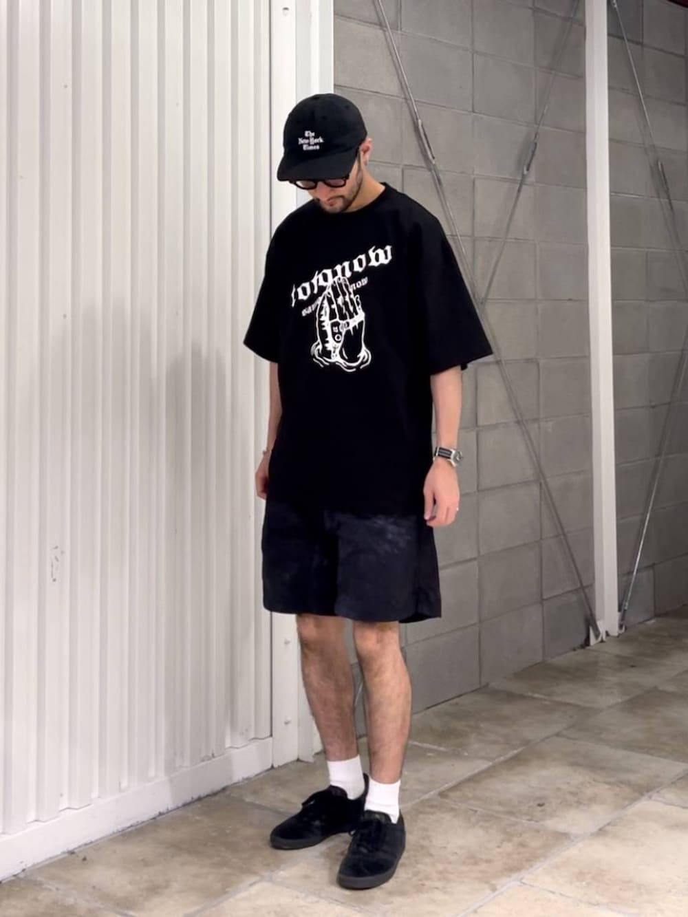 グレー系のその他パンツ、ブラック系のTシャツ/カットソー、シルバー系のブレスレットを着用したメンズの夏コーディネートの2枚目の写真
