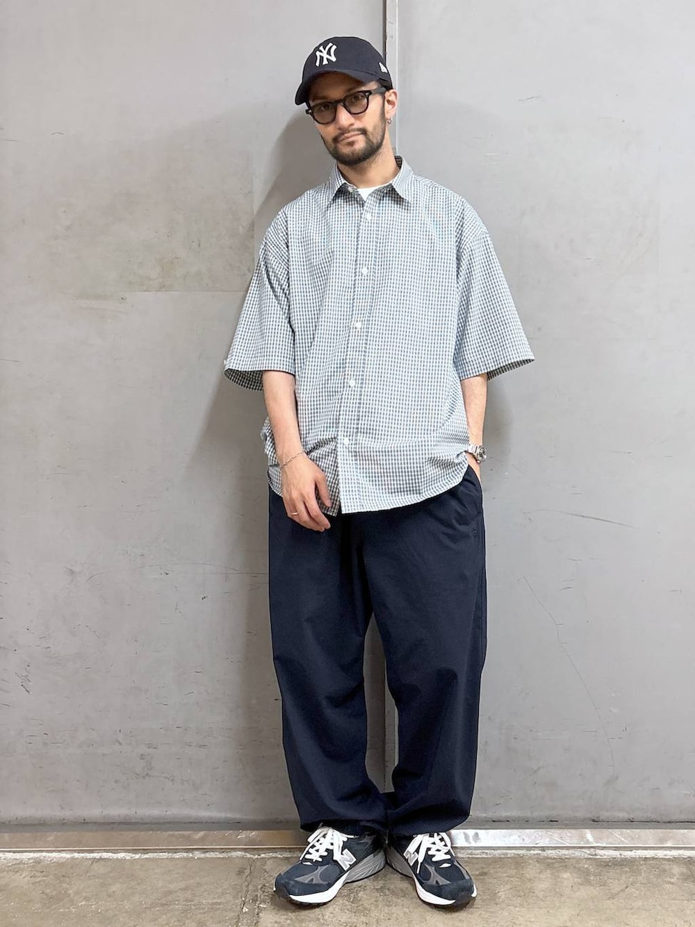 ホワイト系のシャツ/ブラウス、ホワイト系のTシャツ/カットソー、ブルー系のスウェットパンツを着用したメンズの春コーディネートの4枚目の写真