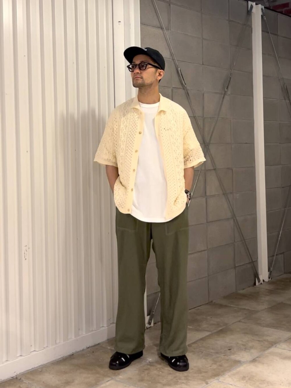 ブラック系のサンダル、ホワイト系のシャツ/ブラウス、グリーン系のスラックスを着用したメンズの夏コーディネートの5枚目の写真