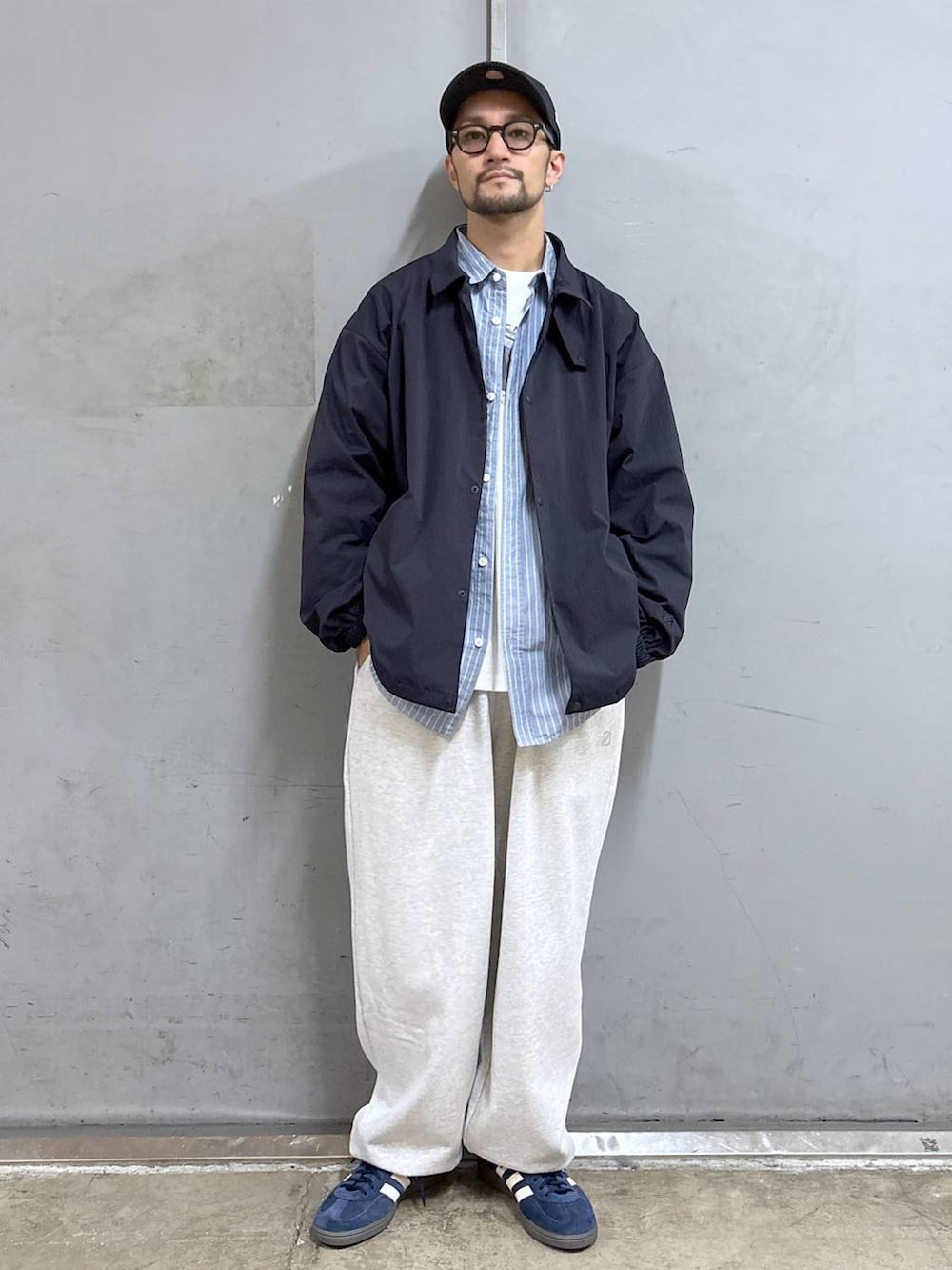 ブルー系のスニーカー、ブルー系のシャツ/ブラウス、ホワイト系のTシャツ/カットソーを着用したメンズの秋コーディネートの4枚目の写真