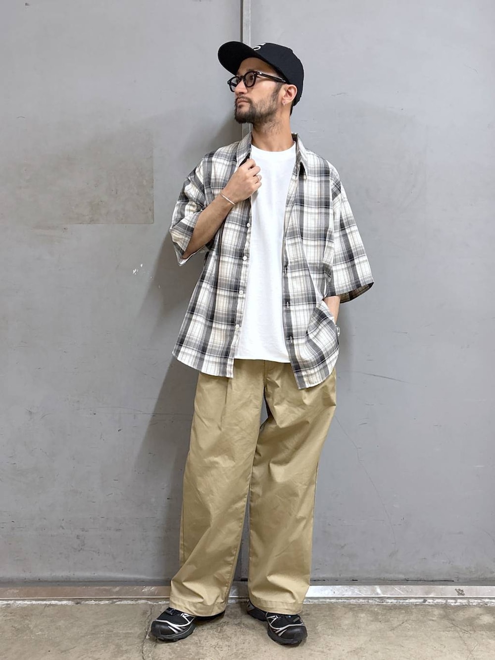 ベージュ系のチノパンツ、ホワイト系のTシャツ/カットソー、ブラック系のシャツ/ブラウスを着用したメンズの春コーディネートの6枚目の写真