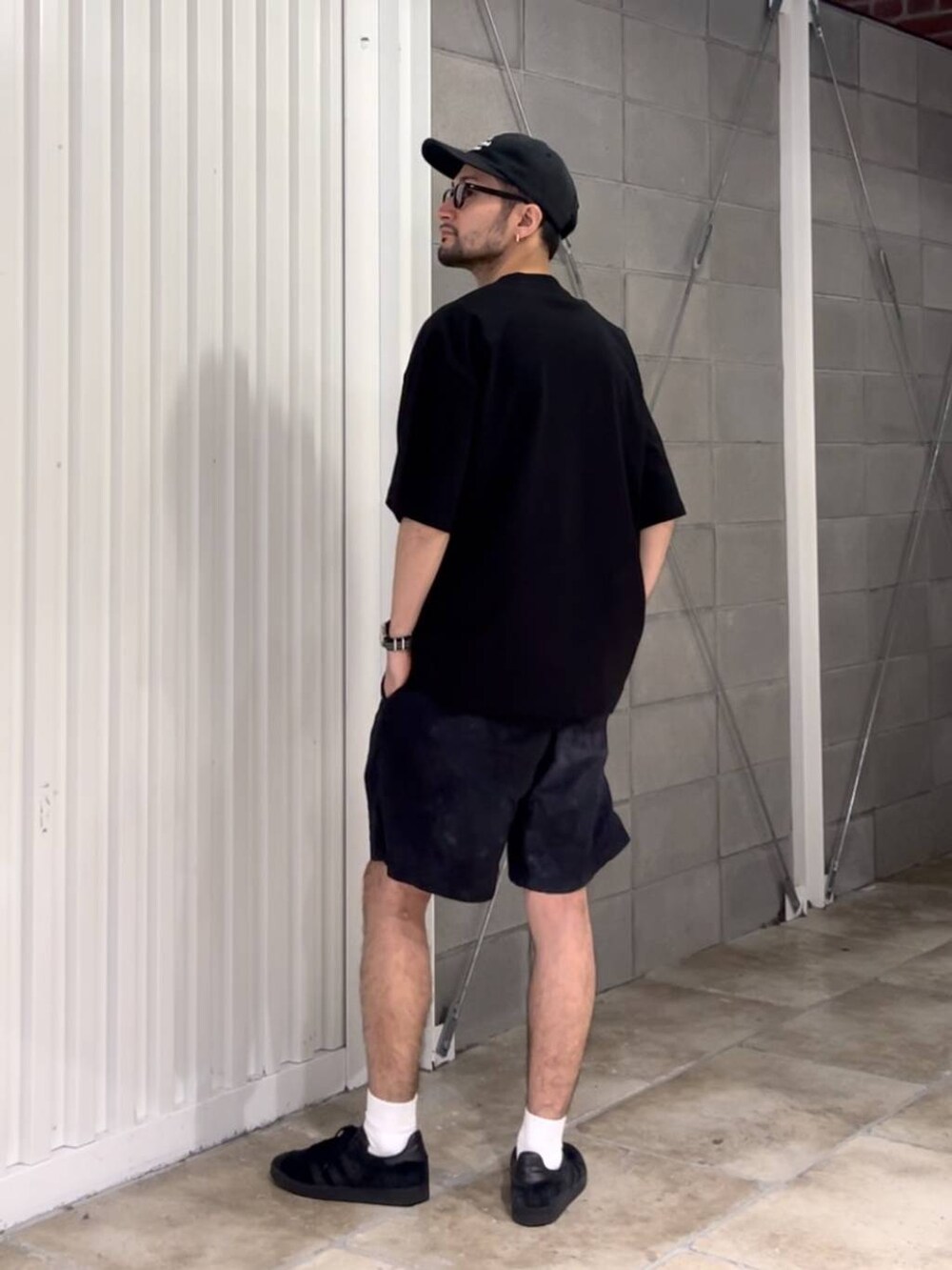 グレー系のその他パンツ、ブラック系のTシャツ/カットソー、シルバー系のブレスレットを着用したメンズの夏コーディネートの4枚目の写真