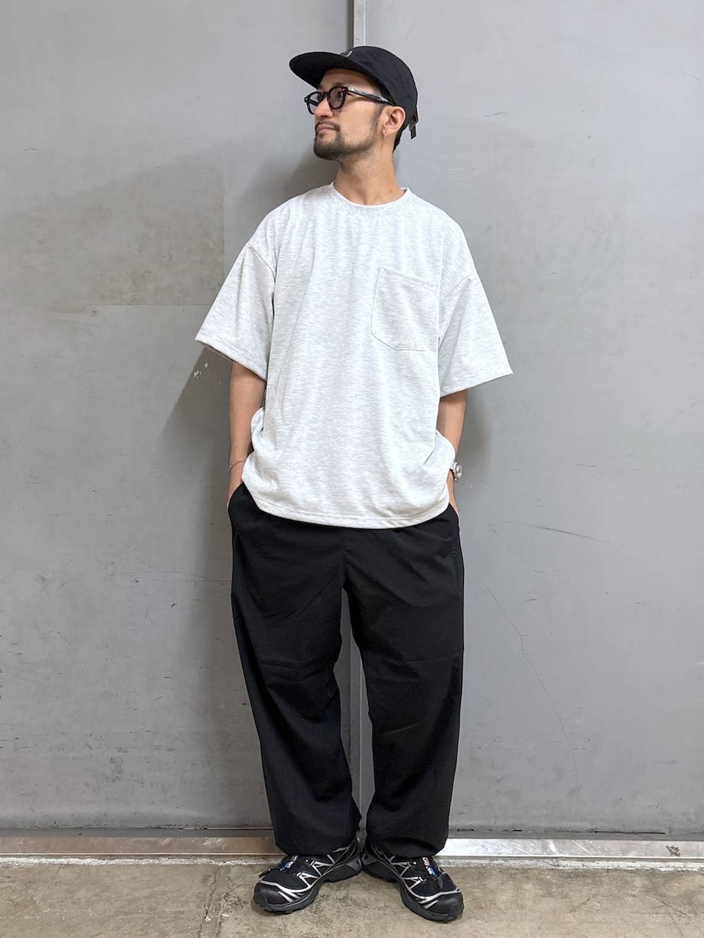 ホワイト系のタンクトップ、ブラック系のスウェットパンツ、その他のTシャツ/カットソーを着用したメンズの夏コーディネートの2枚目の写真