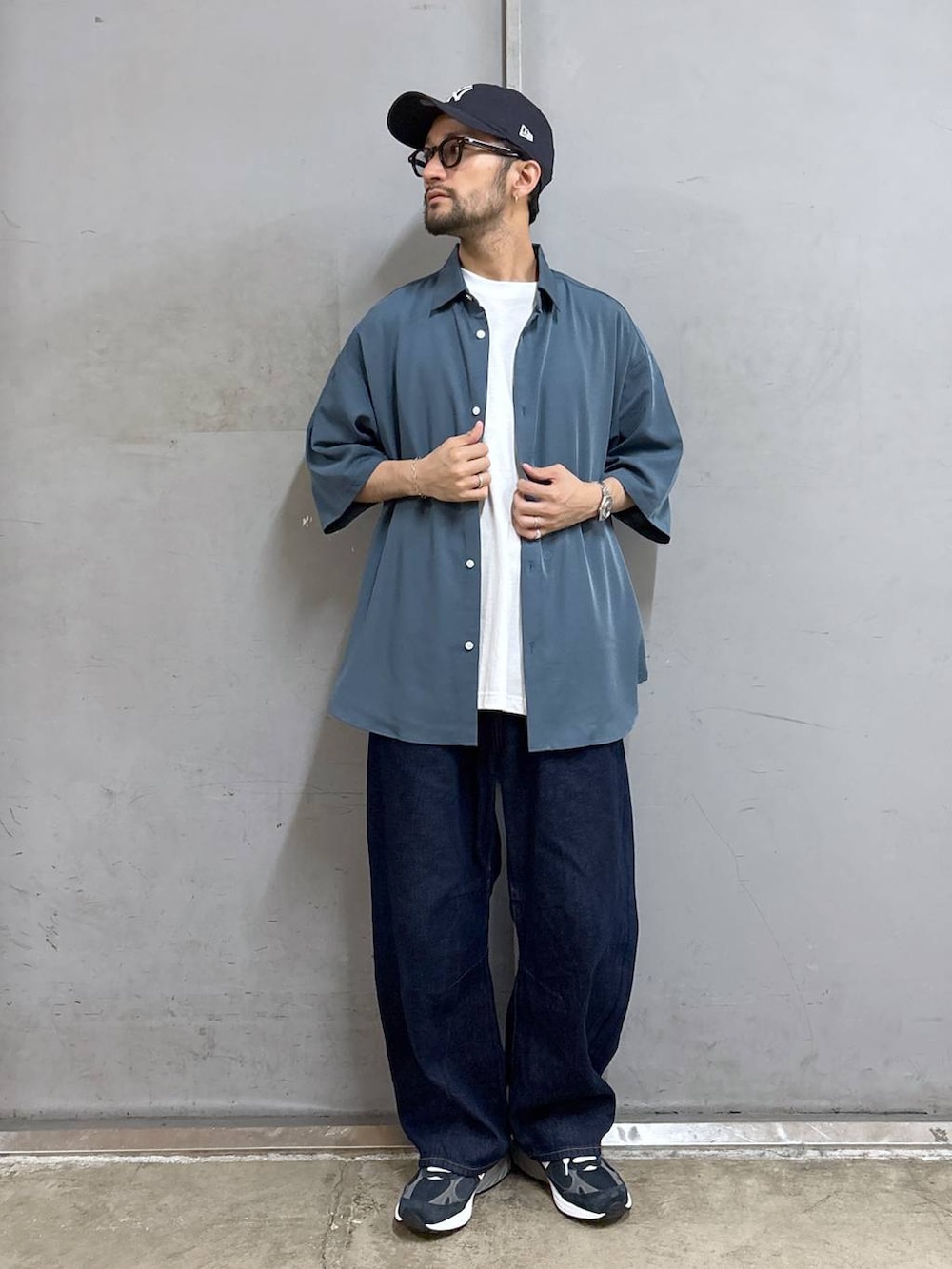 ブルー系のシャツ/ブラウス、ブルー系のデニムパンツ、その他のTシャツ/カットソーを着用したメンズの春コーディネートの3枚目の写真