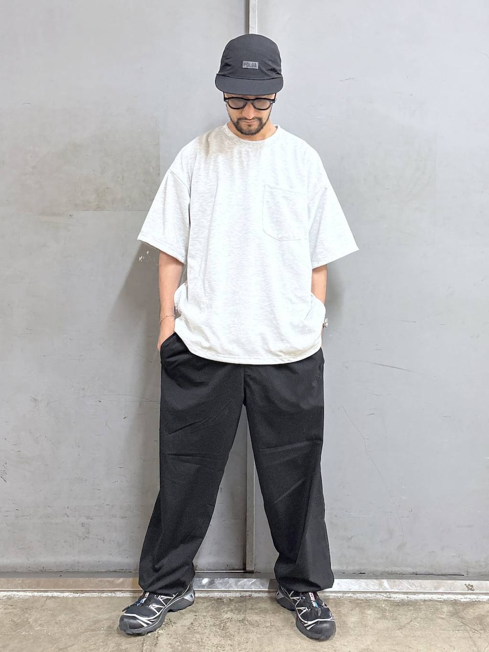 ホワイト系のタンクトップ、ブラック系のスウェットパンツ、その他のTシャツ/カットソーを着用したメンズの夏コーディネートの4枚目の写真