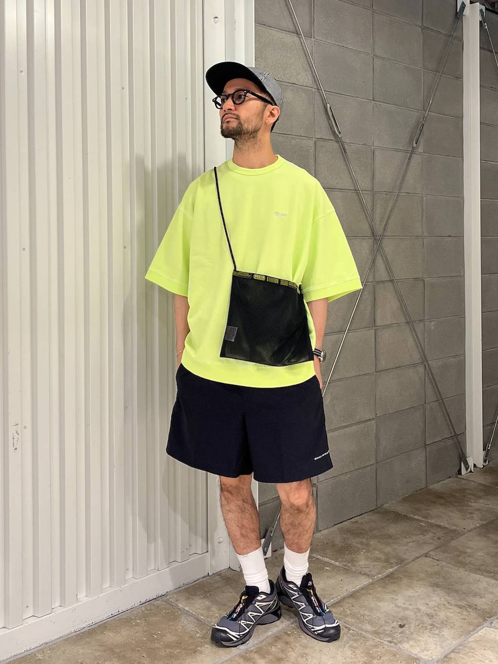 イエロー系のTシャツ/カットソー、ブラック系のその他パンツ、ブラック系のショルダーバッグを着用したメンズの夏コーディネートの6枚目の写真