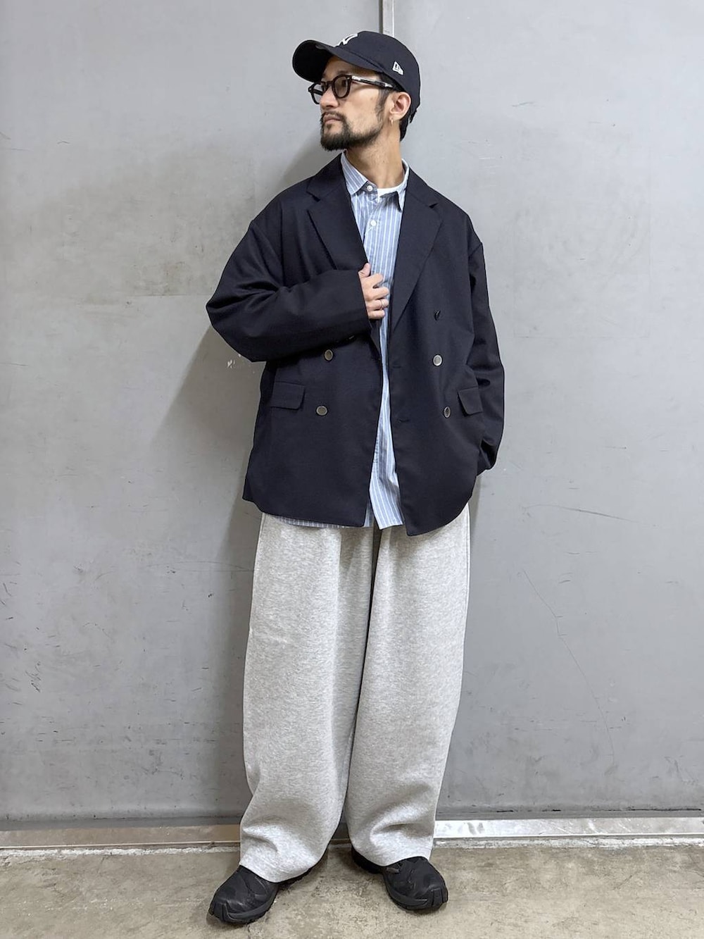 ブラック系のスニーカー、ブルー系のテーラードジャケット、ブルー系のシャツ/ブラウスを着用したメンズの秋コーディネートの5枚目の写真