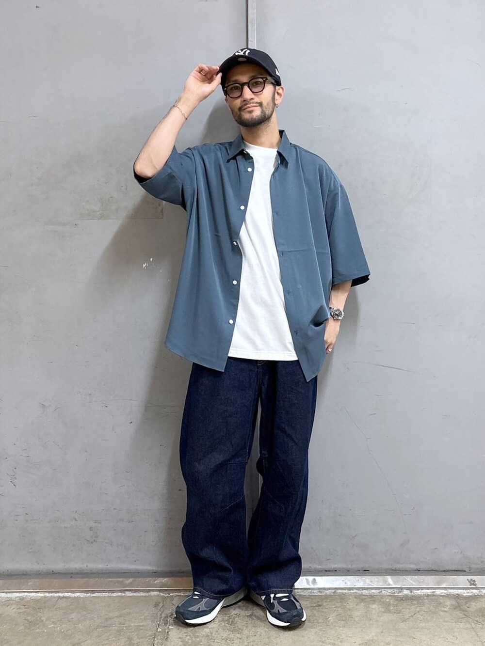 ブルー系のシャツ/ブラウス、ブルー系のデニムパンツ、その他のTシャツ/カットソーを着用したメンズの春コーディネートの5枚目の写真