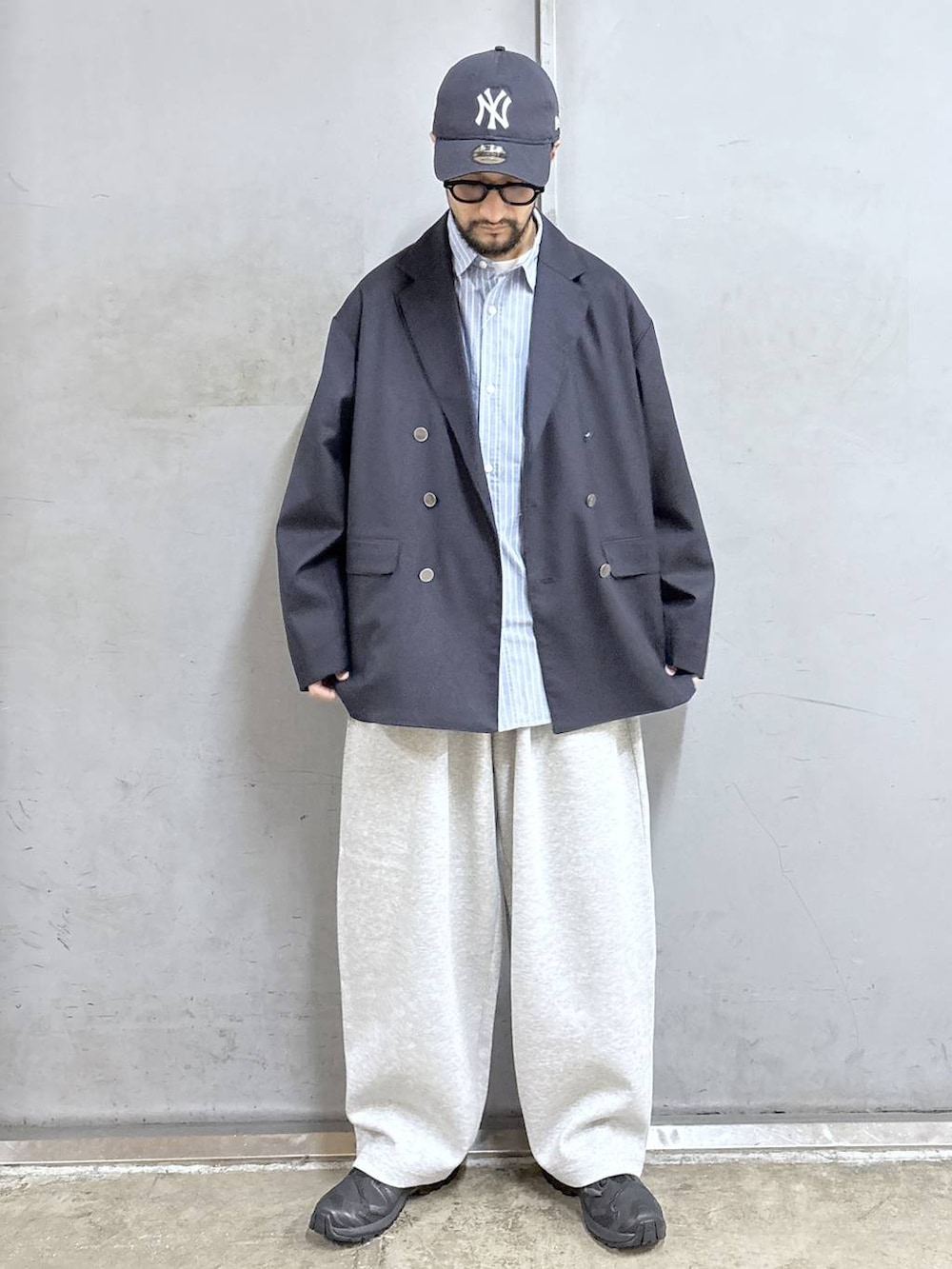 ブラック系のスニーカー、ブルー系のテーラードジャケット、ブルー系のシャツ/ブラウスを着用したメンズの秋コーディネートの3枚目の写真