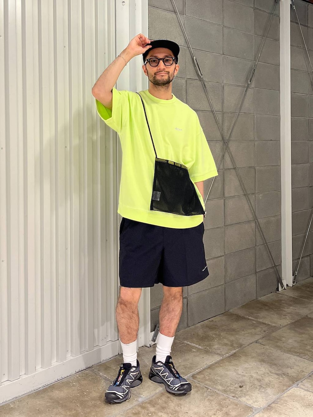 イエロー系のTシャツ/カットソー、ブラック系のその他パンツ、ブラック系のショルダーバッグを着用したメンズの夏コーディネートの2枚目の写真