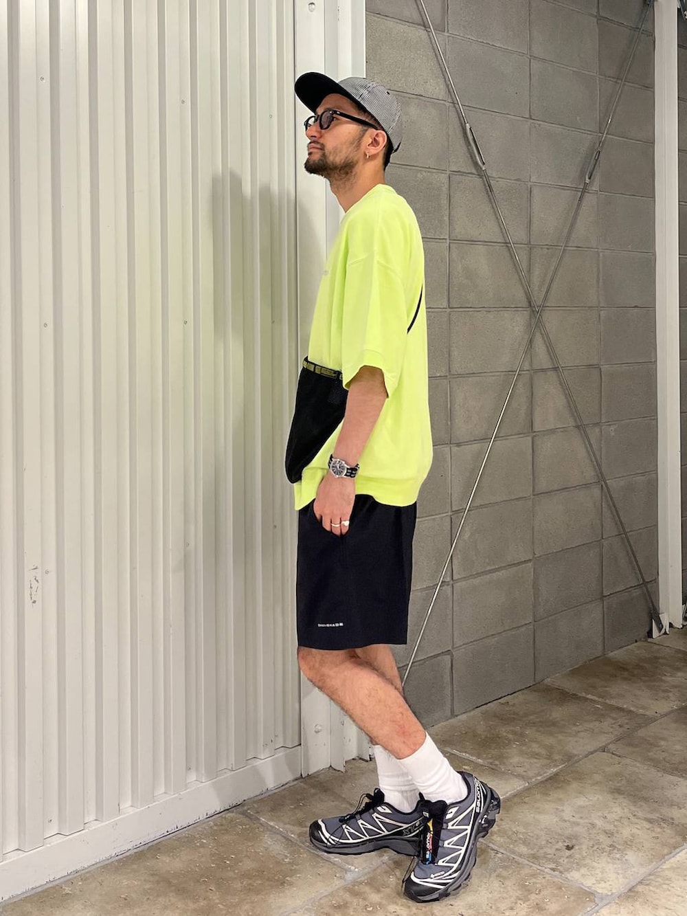 イエロー系のTシャツ/カットソー、ブラック系のその他パンツ、ブラック系のショルダーバッグを着用したメンズの夏コーディネートの5枚目の写真