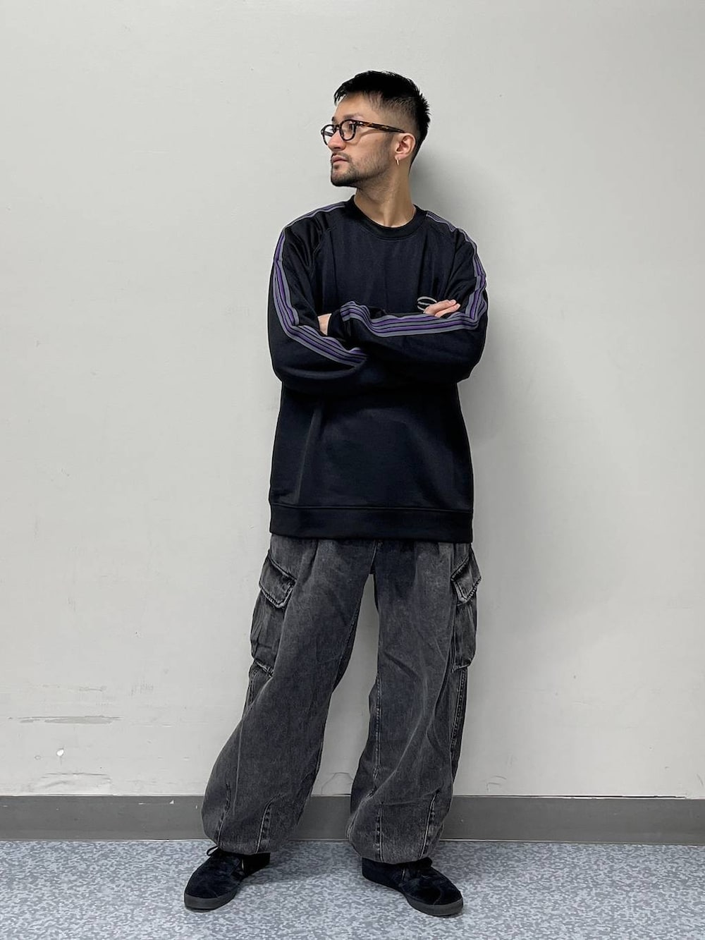 グレー系のデニムパンツ、ブラック系のスウェット、ホワイト系のソックス/靴下を着用したメンズの冬コーディネートの3枚目の写真