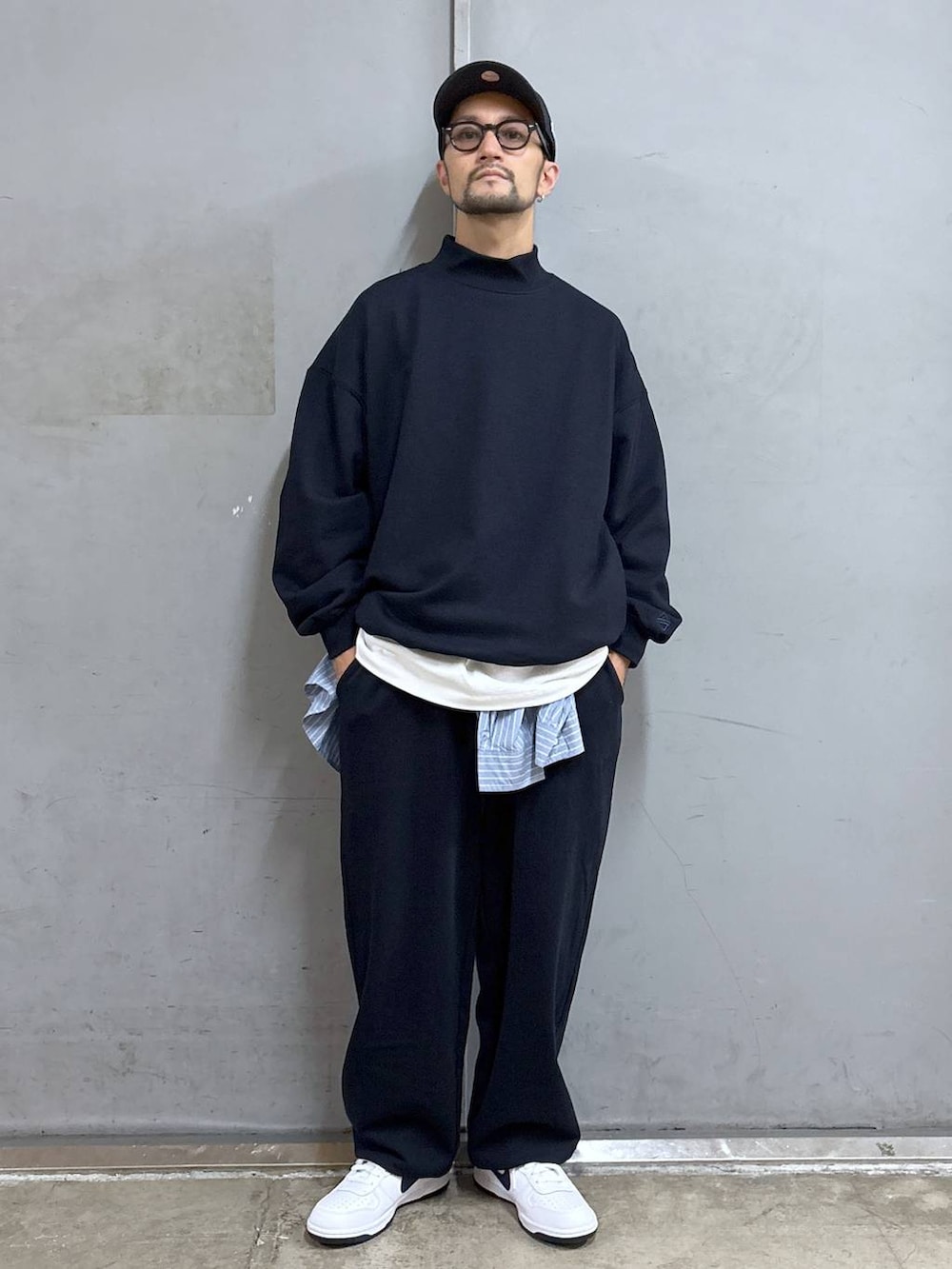 ブルー系のシャツ/ブラウス、ホワイト系のTシャツ/カットソー、ブルー系のキャップを着用したメンズの秋コーディネートの2枚目の写真