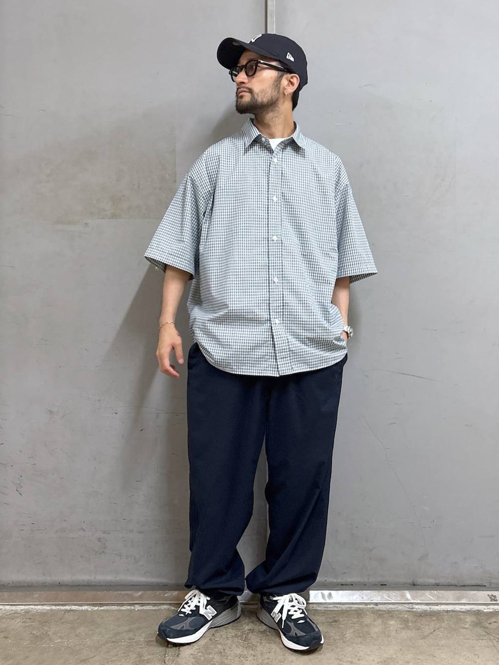 ホワイト系のシャツ/ブラウス、ホワイト系のTシャツ/カットソー、ブルー系のスウェットパンツを着用したメンズの春コーディネートの5枚目の写真