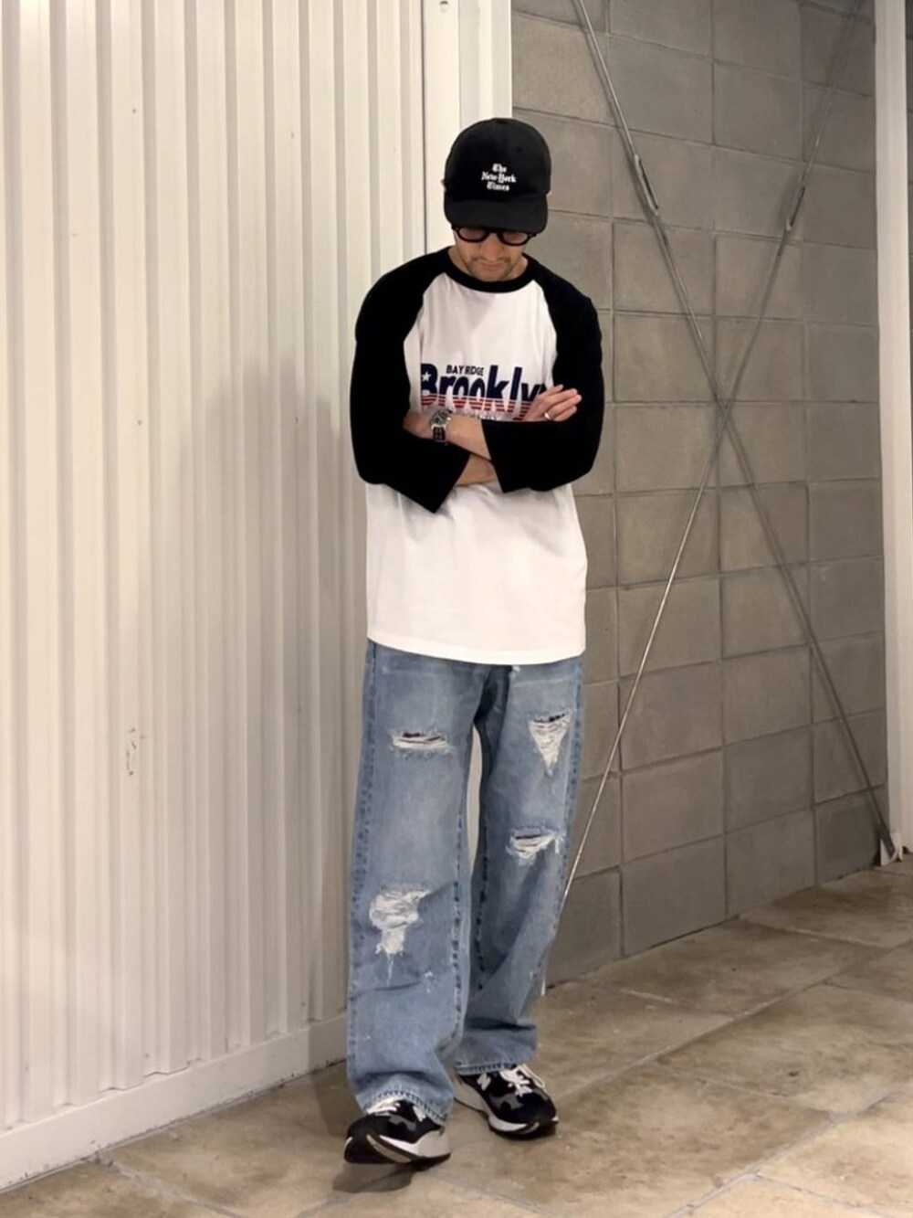 ブルー系のデニムパンツ、ブラック系のTシャツ/カットソーを着用したメンズの夏コーディネートの4枚目の写真