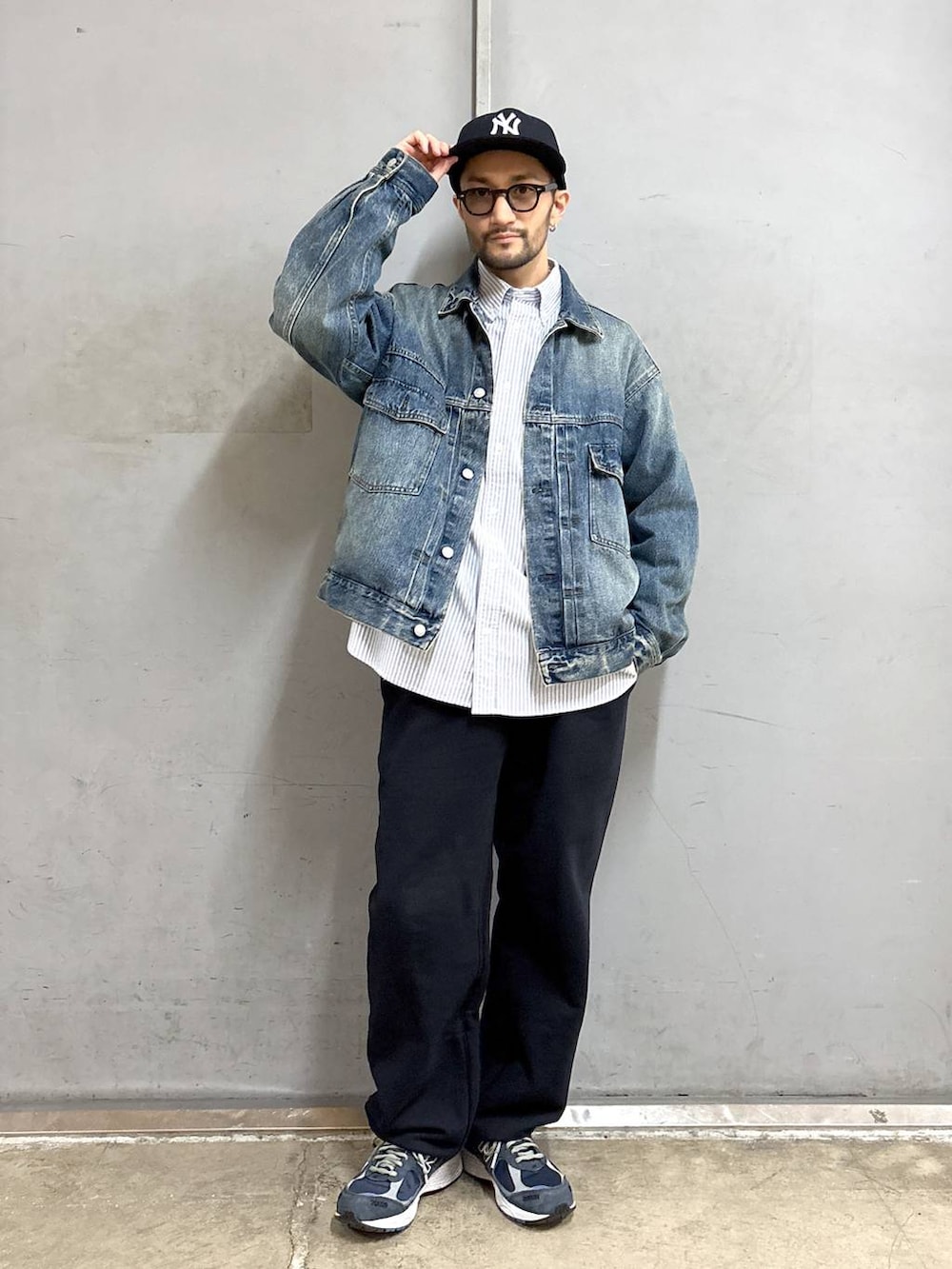 ブルー系のデニムジャケット、ブルー系のシャツ/ブラウスを着用したメンズの冬コーディネートの3枚目の写真