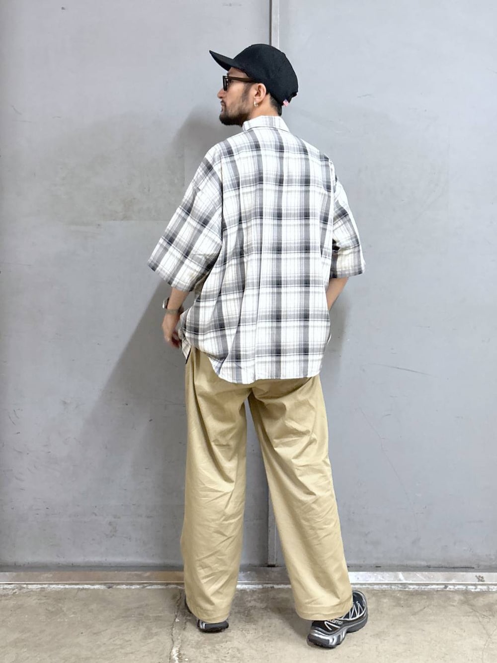 ベージュ系のチノパンツ、ホワイト系のTシャツ/カットソー、ブラック系のシャツ/ブラウスを着用したメンズの春コーディネートの4枚目の写真