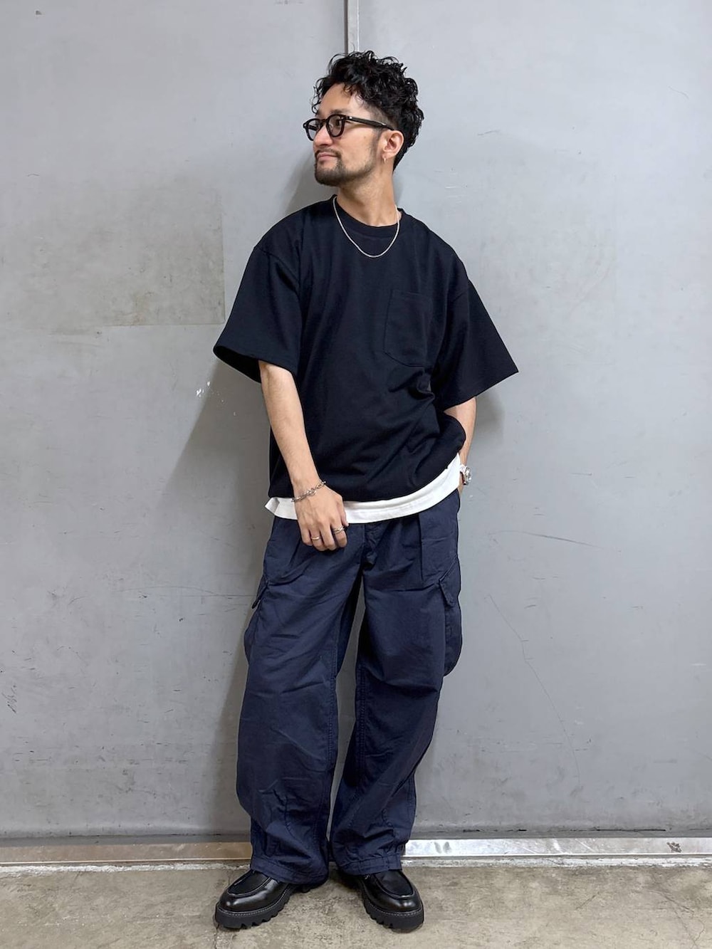 ブラック系のドレスシューズ、ホワイト系のタンクトップ、ブルー系のカーゴパンツを着用したメンズの夏コーディネートの4枚目の写真