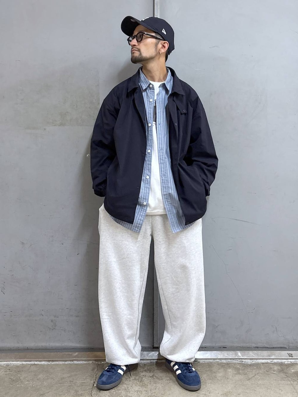 ブルー系のスニーカー、ブルー系のシャツ/ブラウス、ホワイト系のTシャツ/カットソーを着用したメンズの秋コーディネートの2枚目の写真