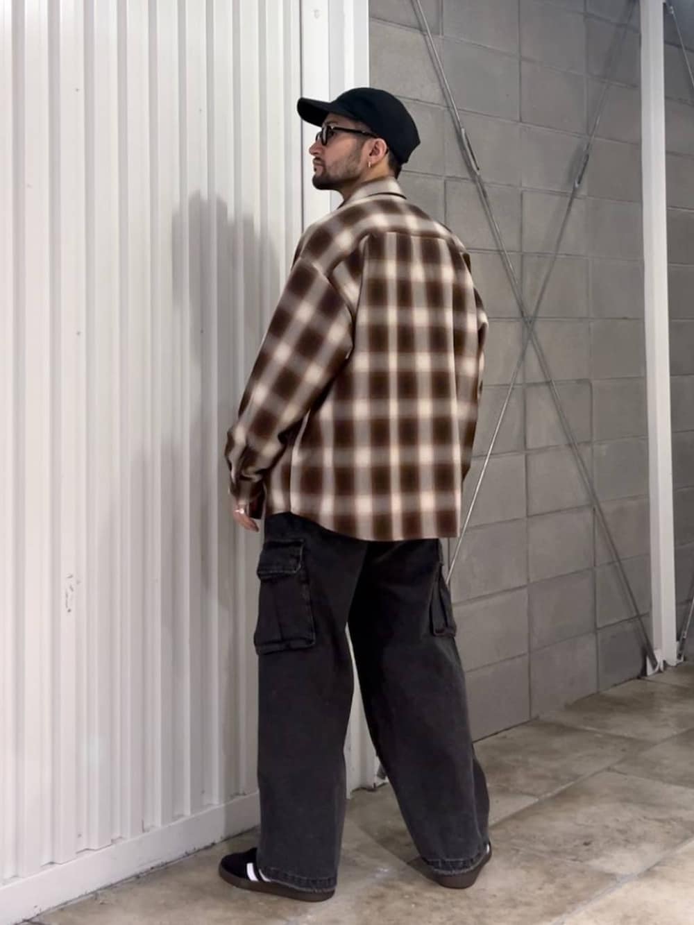 ブラック系のスニーカー、グレー系のデニムパンツ、ホワイト系のTシャツ/カットソーを着用したメンズの秋コーディネートの4枚目の写真