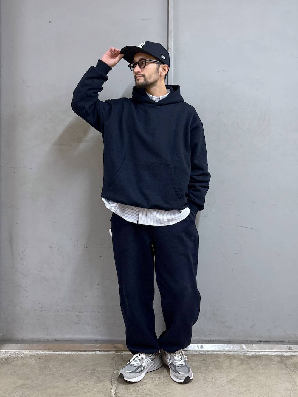 「ワントーン、カジュアル、ベーシック/シンプル、秋コーデ、ストリート、デニムパンツ、RAGEBLUE、モノトーン、シンプルコーデ、スポーツミックス、大人カジュアル、きれいめカジュアル、秋冬新作、スウェット、andST」｜「RAGEBLUEのワンポイント刺繍/オーバーサイズオックスフォードシャツ（シャツ/ブラウス、ブルー系）」を使った、boy.さん（メンズ・170cm）の冬コーディネートの4枚目の写真