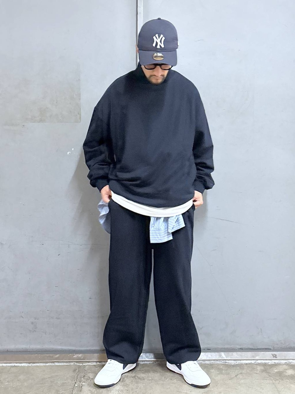 ブルー系のシャツ/ブラウス、ホワイト系のTシャツ/カットソー、ブルー系のキャップを着用したメンズの秋コーディネートの4枚目の写真