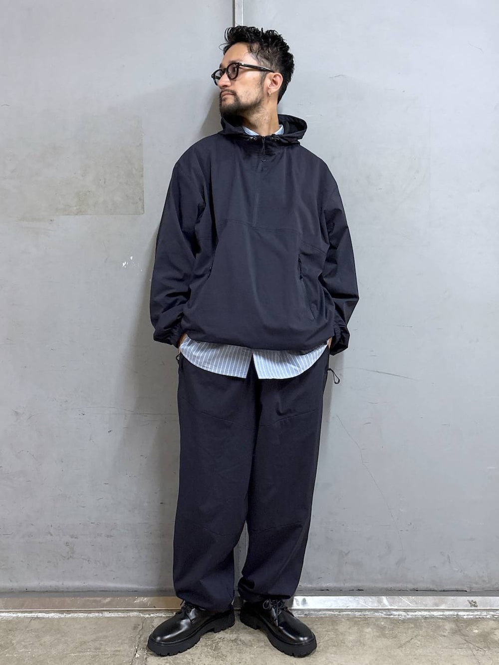 その他のドレスシューズ、ブルー系のシャツ/ブラウス、ブルー系のスウェットパンツを着用したメンズの秋コーディネートの2枚目の写真