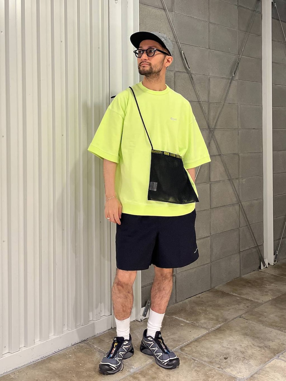 イエロー系のTシャツ/カットソー、ブラック系のその他パンツ、ブラック系のショルダーバッグを着用したメンズの夏コーディネートの4枚目の写真