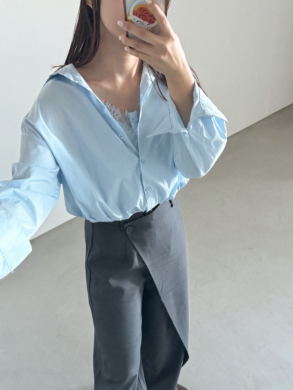 「ブルーシャツ、シャツスタイル、きれいめコーディネート、はるコーデ、春コーデ、春服コーデ、低身長女子、オトナカジュアル、モードカジュアル」｜「dueiのレースキャミドッキングアンサンブルバルーンシャツ（シャツ/ブラウス、ブルー系）」を使った、tamaruさん（レディース・155cm）の春コーディネートの2枚目の写真