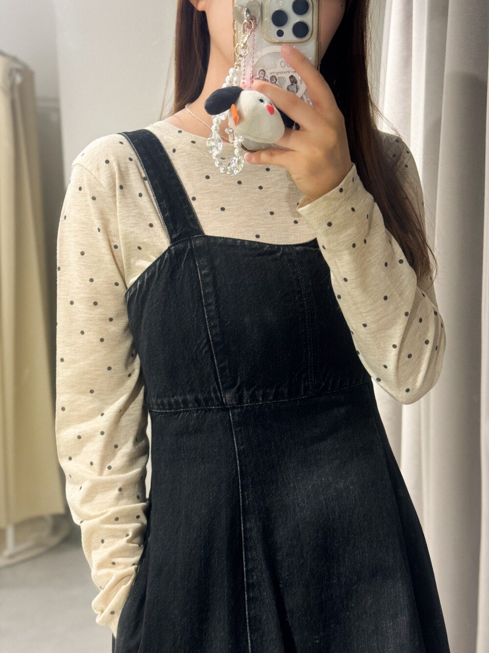 ベージュ系のTシャツ/カットソーを着用したレディースの秋コーディネートの2枚目の写真