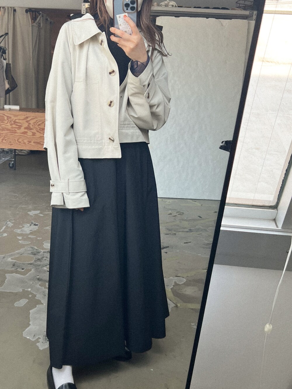 ベージュ系のその他アウターを着用したレディースの春コーディネートの2枚目の写真