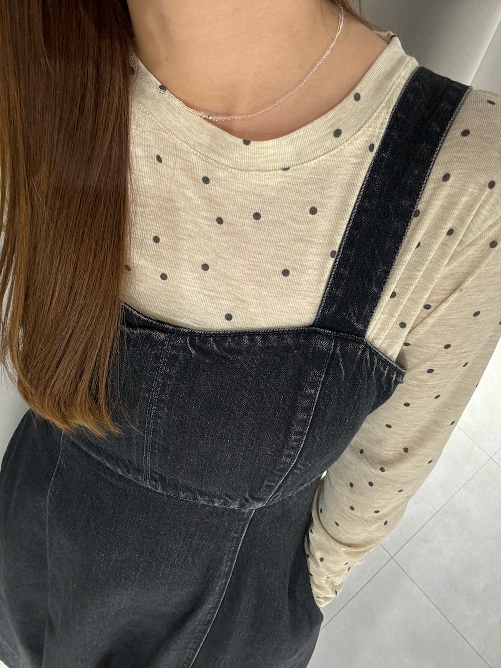ベージュ系のTシャツ/カットソーを着用したレディースの秋コーディネートの3枚目の写真