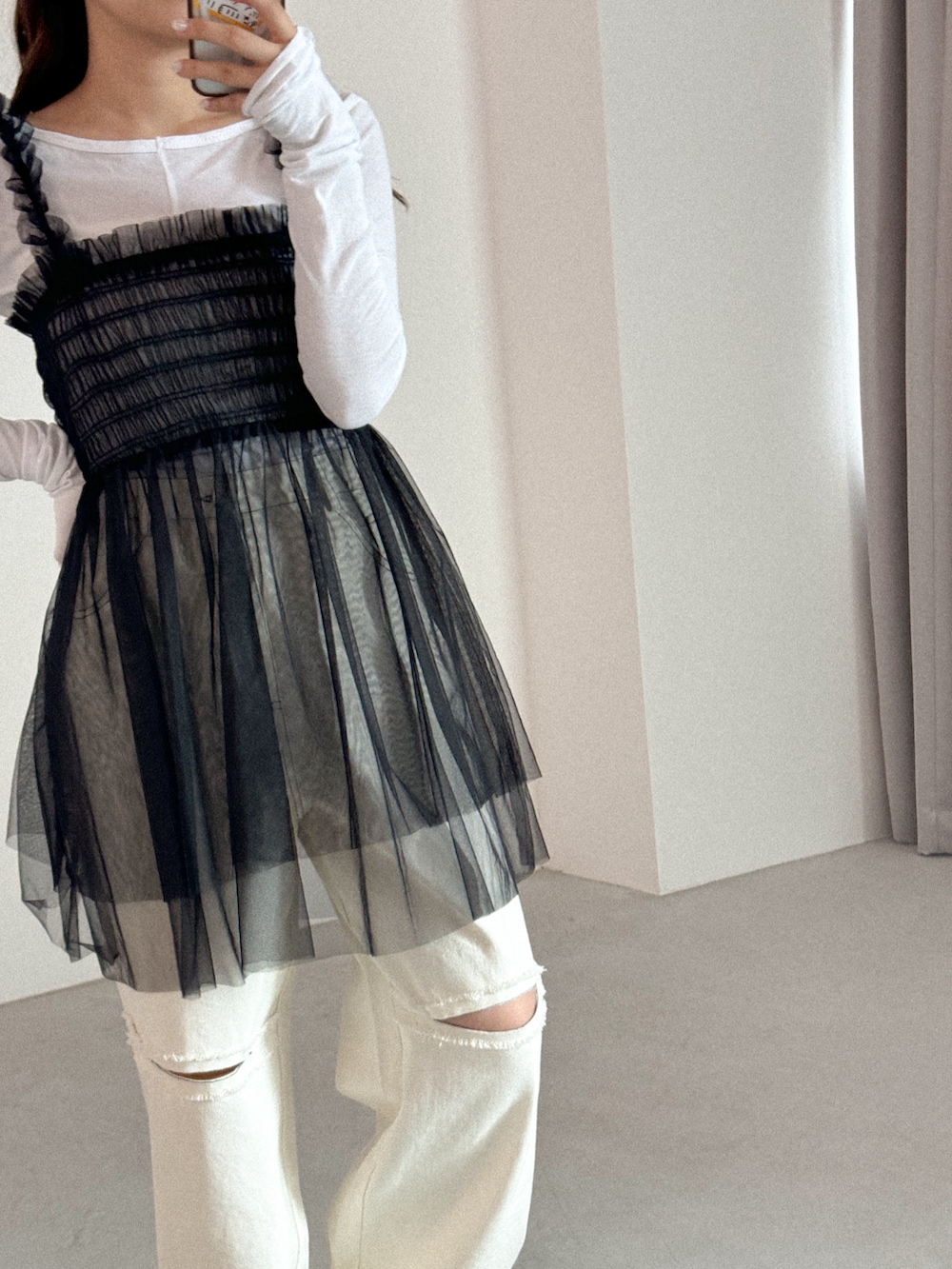 ブラック系のキャミソール、ホワイト系のその他パンツ、ホワイト系のTシャツ/カットソーを着用したレディースの春コーディネートの2枚目の写真