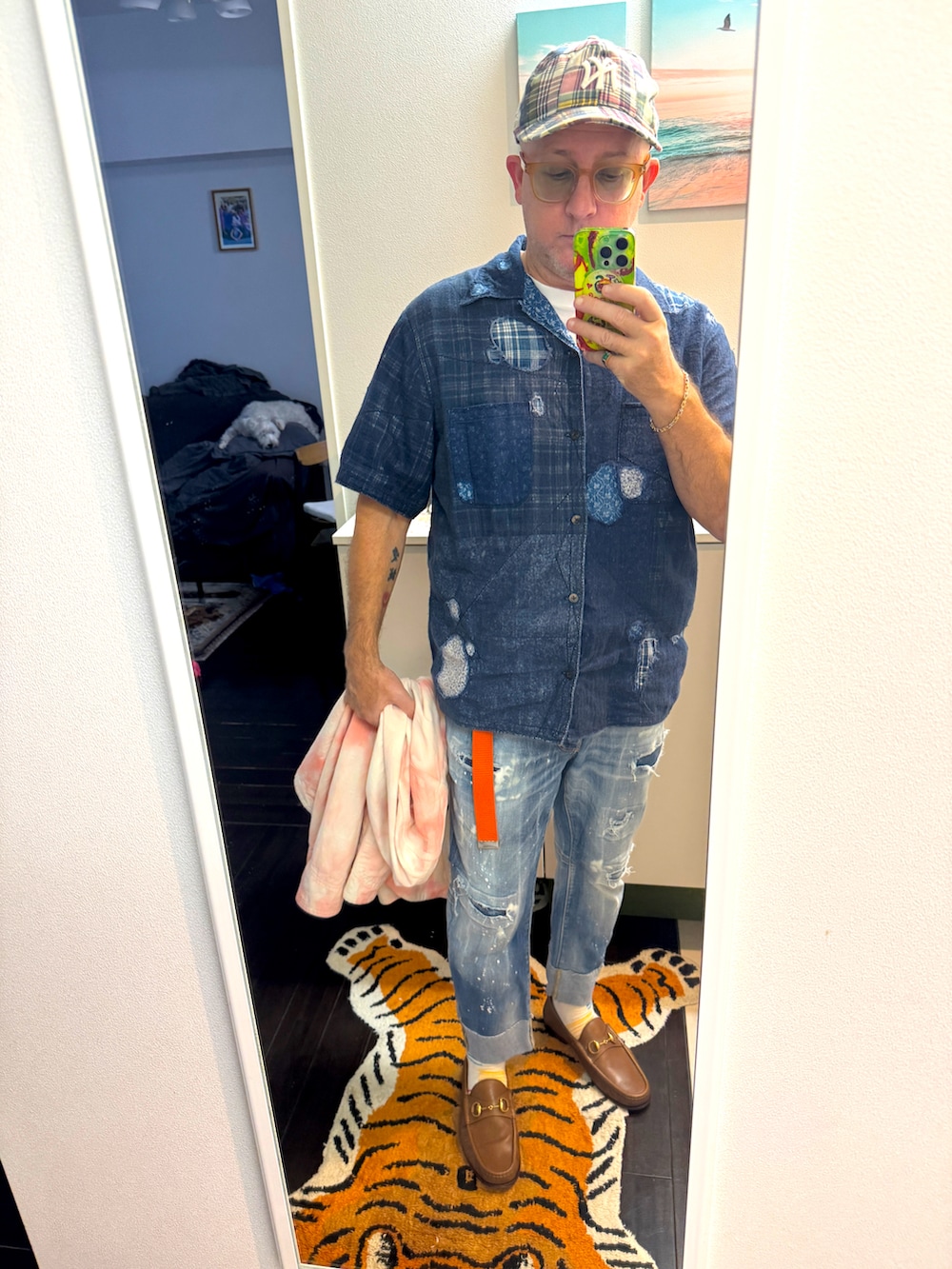 ブルー系のシャツ/ブラウス、ピンク系のデニムジャケット、ブルー系のデニムパンツを着用したメンズの冬コーディネートの2枚目の写真