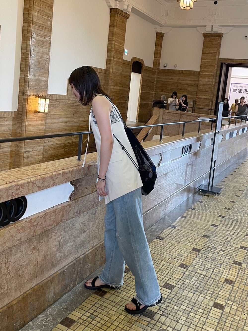 ホワイト系のベスト、その他のキャミソール、ブラック系のサンダルを着用したレディースの秋コーディネートの2枚目の写真