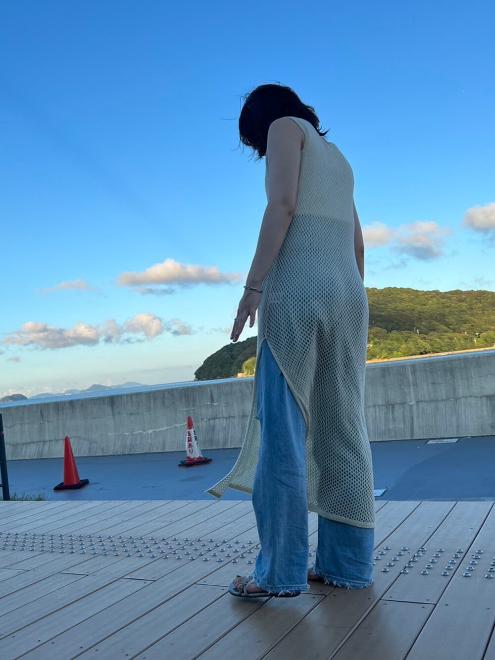 ホワイト系のその他トップスを着用したレディースの秋コーディネートの2枚目の写真