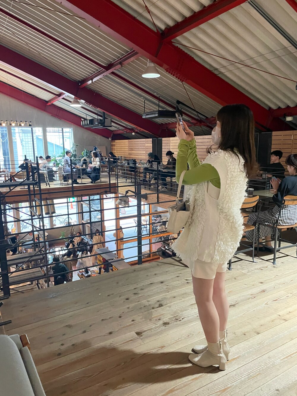 ホワイト系のベスト、ホワイト系のその他パンツ、ホワイト系のハンドバッグを着用したレディースの春コーディネートの2枚目の写真