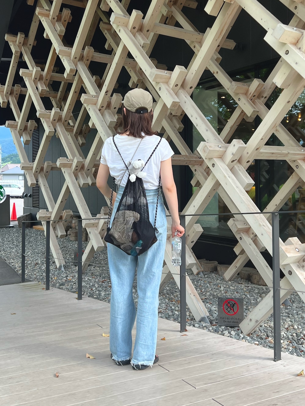 ホワイト系のTシャツ/カットソー、ブラック系のサンダル、ベージュ系のキャップを着用したレディースの夏コーディネートの2枚目の写真