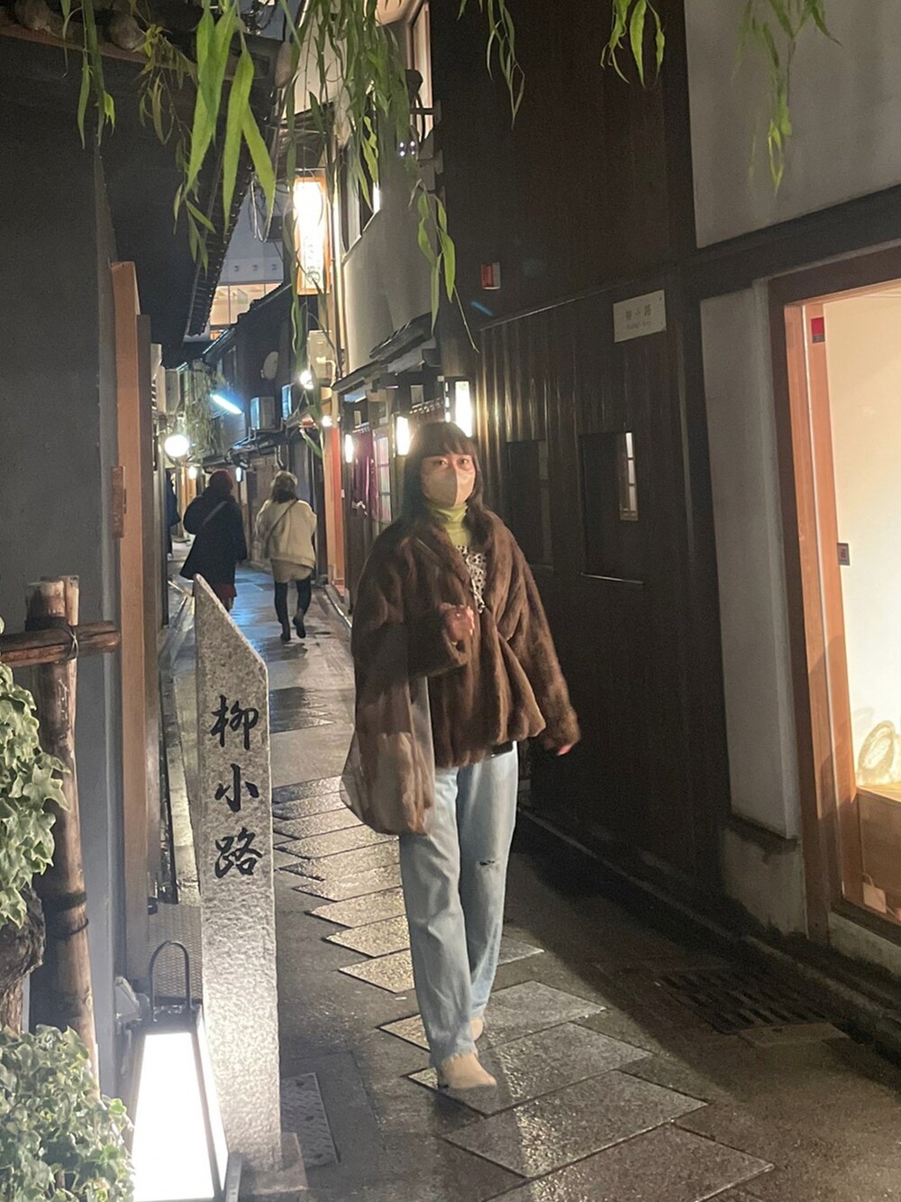 ブラウン系のジャケット/アウターを着用したレディースの冬コーディネートの2枚目の写真