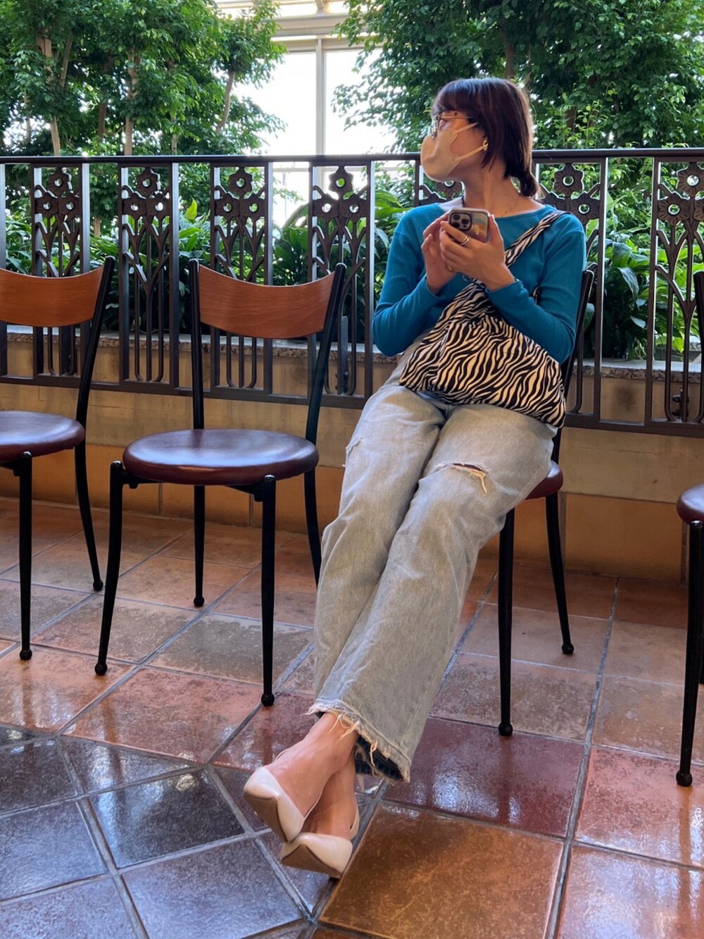 ブルー系のTシャツ/カットソーを着用したレディースの春コーディネートの2枚目の写真