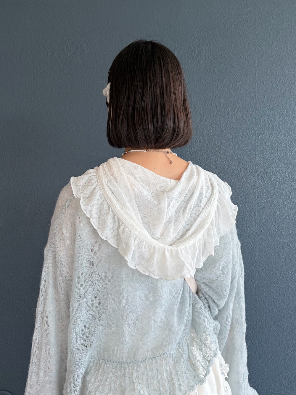 ホワイト系のTシャツ/カットソー、ブルー系のカーディガン/ボレロ、ホワイト系のショルダーバッグを着用したレディースの夏コーディネートの7枚目の写真