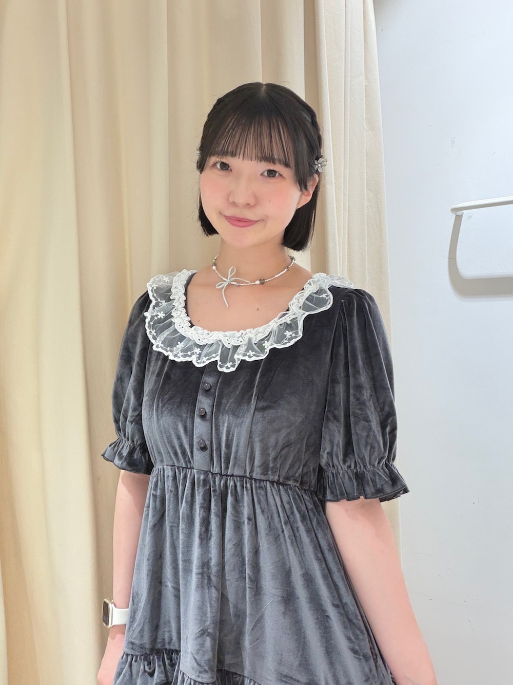 グレー系のワンピース、ブラウン系のハンドバッグ、ブラック系のスニーカーを着用したレディースの夏コーディネートの6枚目の写真