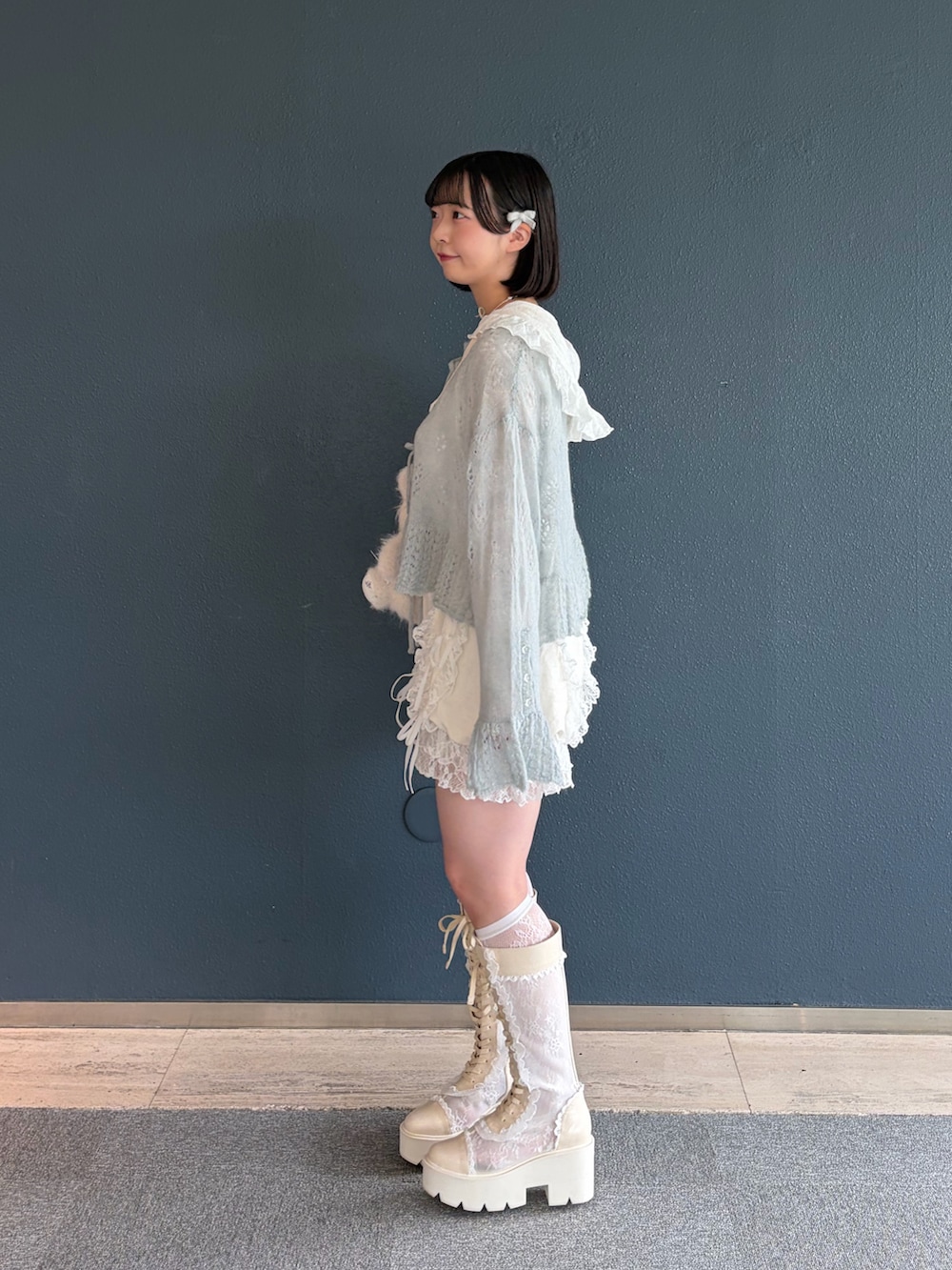 ホワイト系のTシャツ/カットソー、ブルー系のカーディガン/ボレロ、ホワイト系のショルダーバッグを着用したレディースの夏コーディネートの5枚目の写真