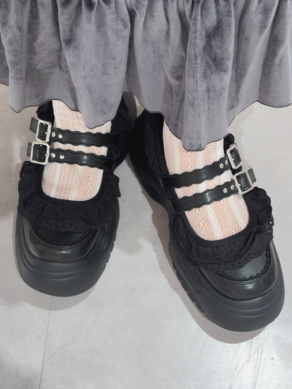 グレー系のワンピース、ブラウン系のハンドバッグ、ブラック系のスニーカーを着用したレディースの夏コーディネートの10枚目の写真